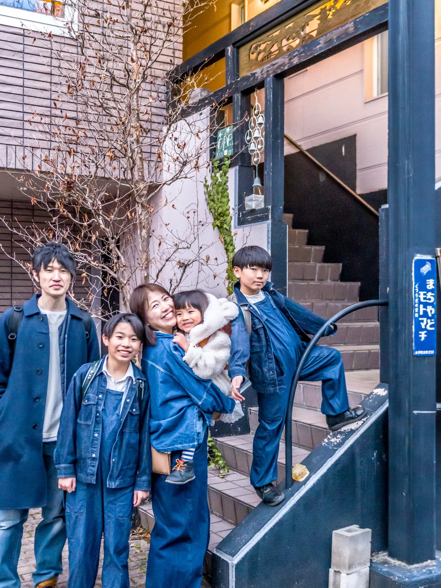 外の階段を登り