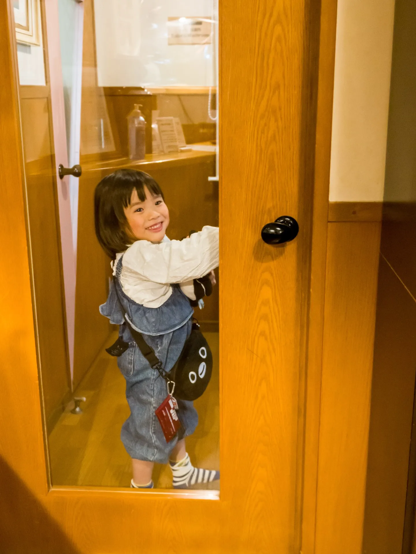 外の階段を登り