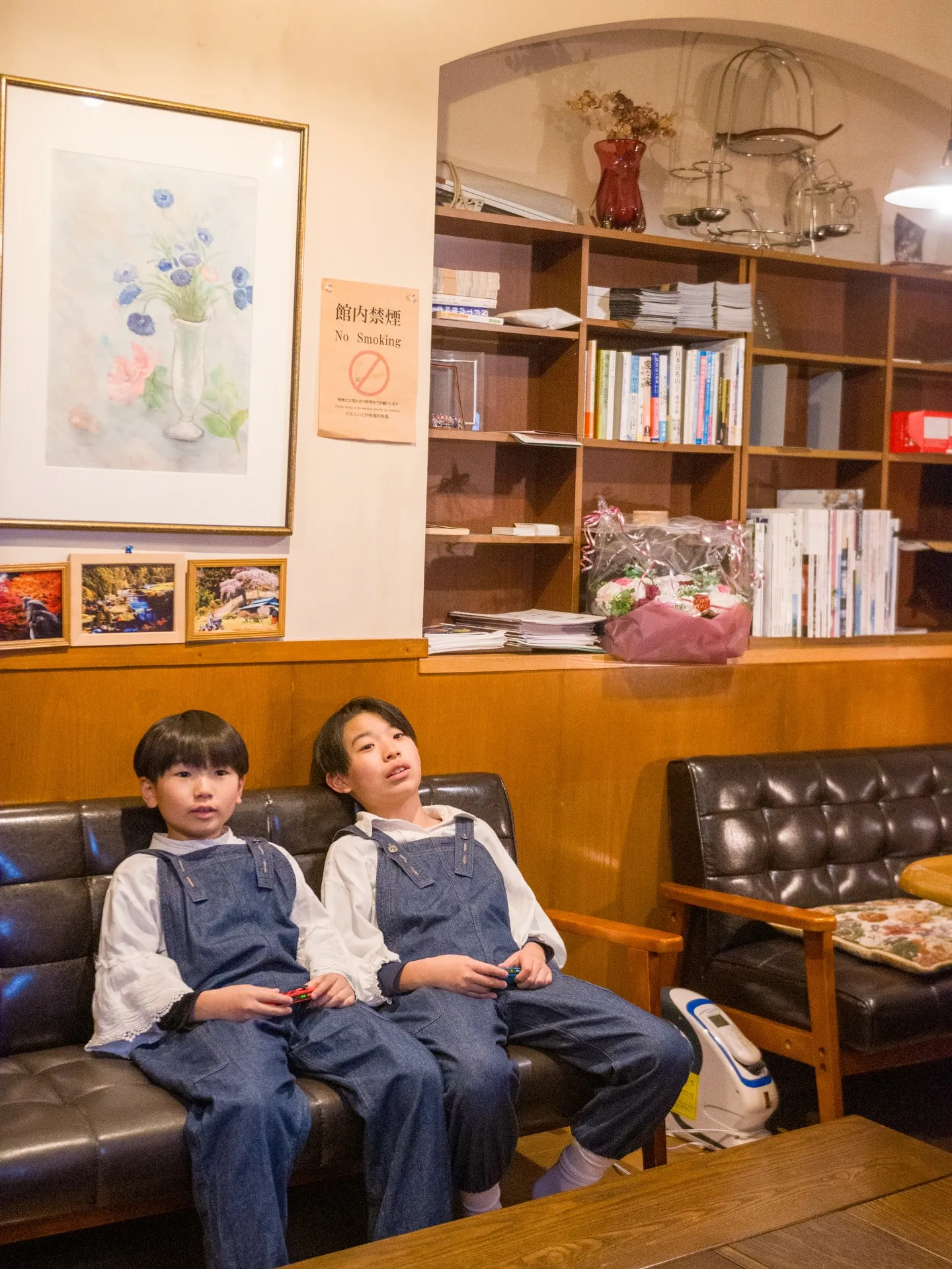 外の階段を登り