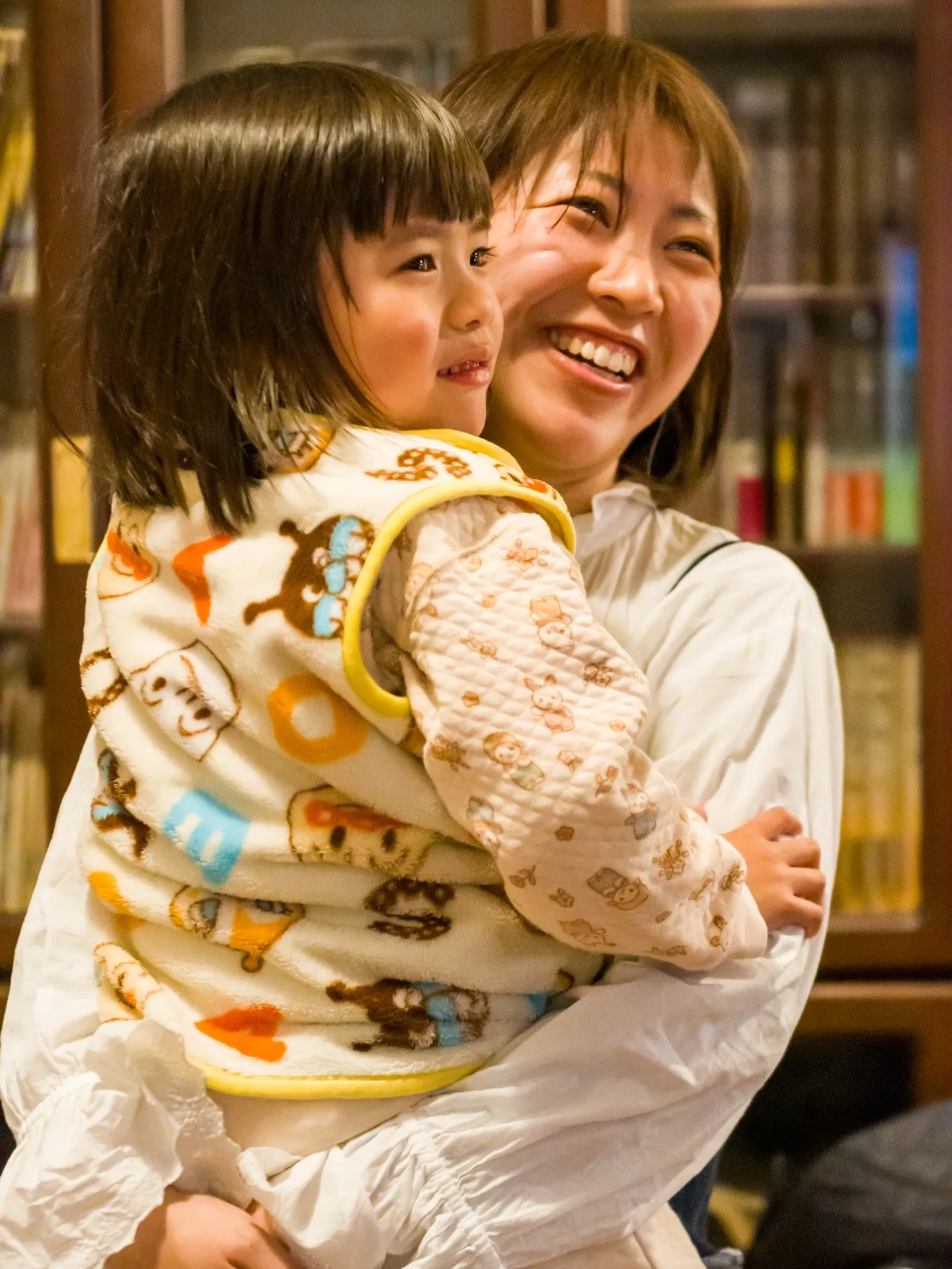 外の階段を登り