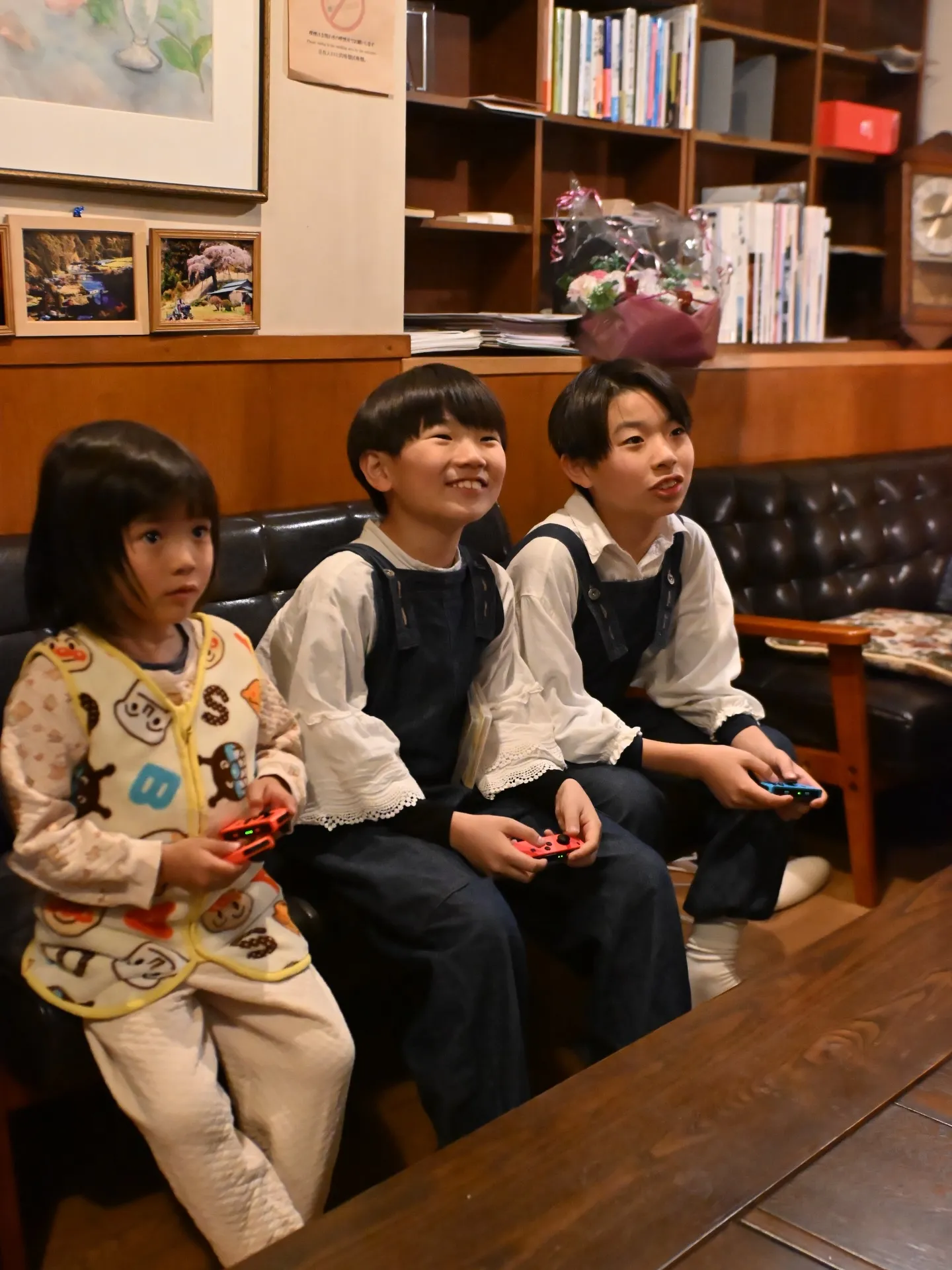 外の階段を登り