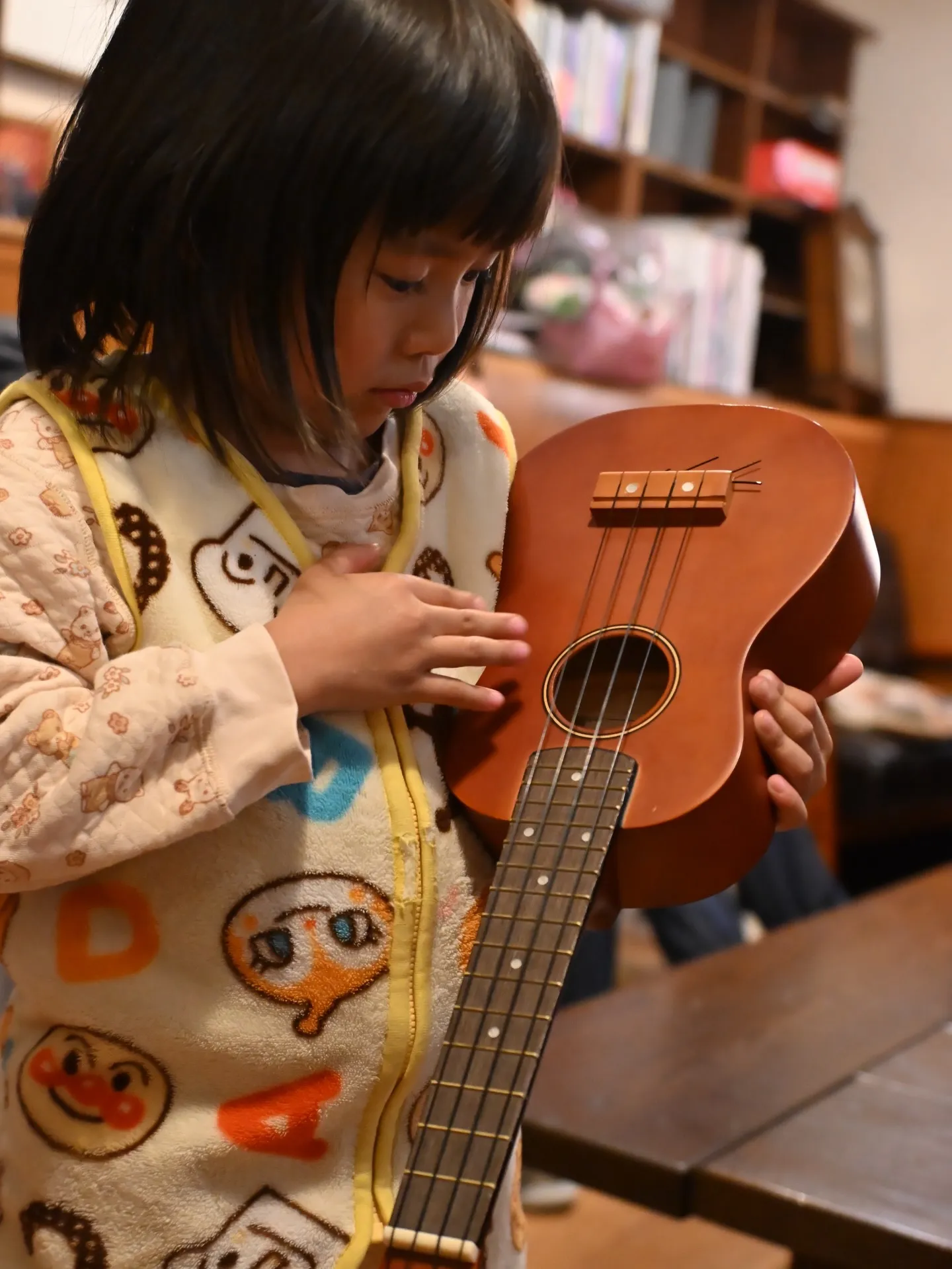 外の階段を登り