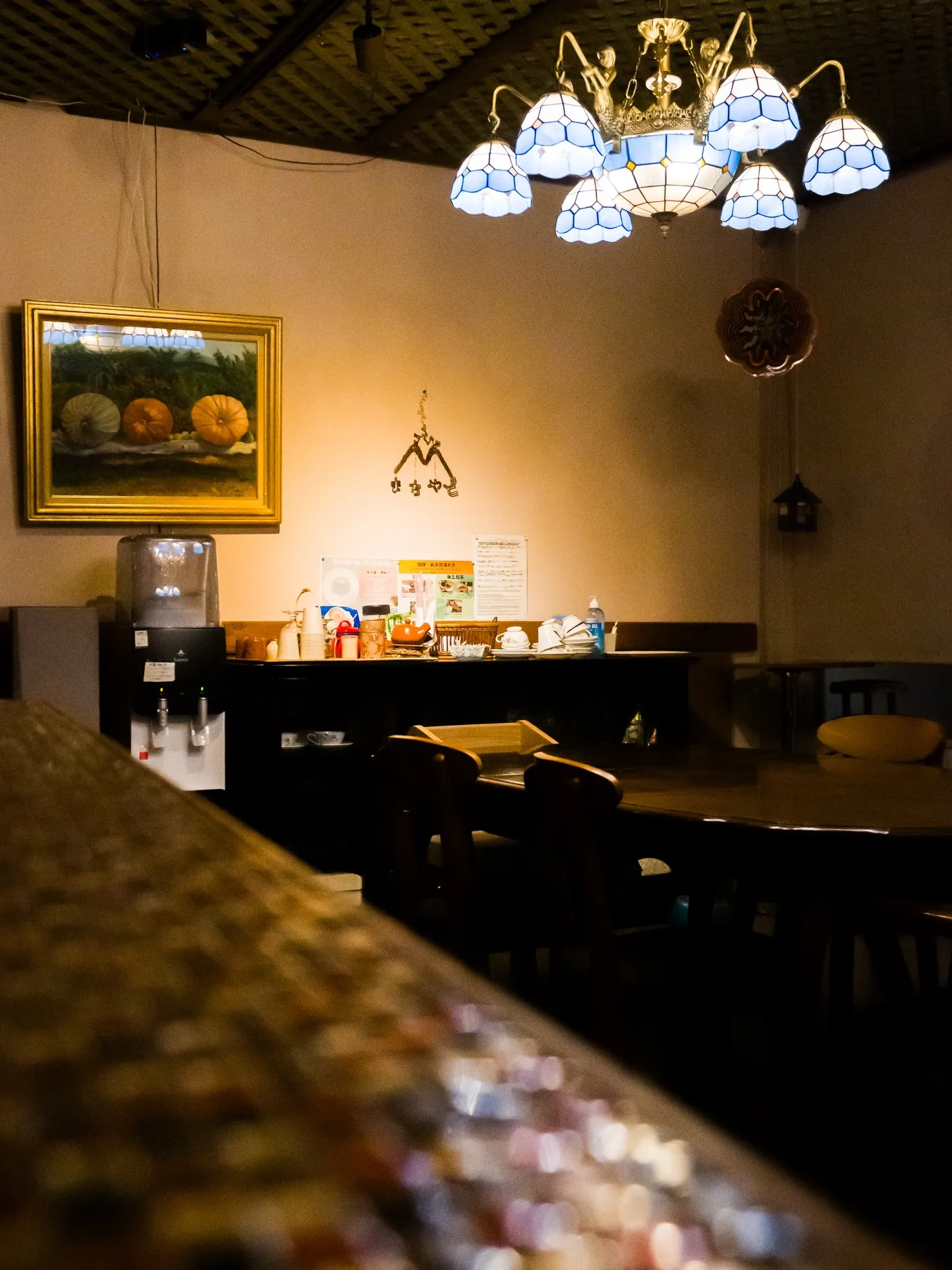 外の階段を登り