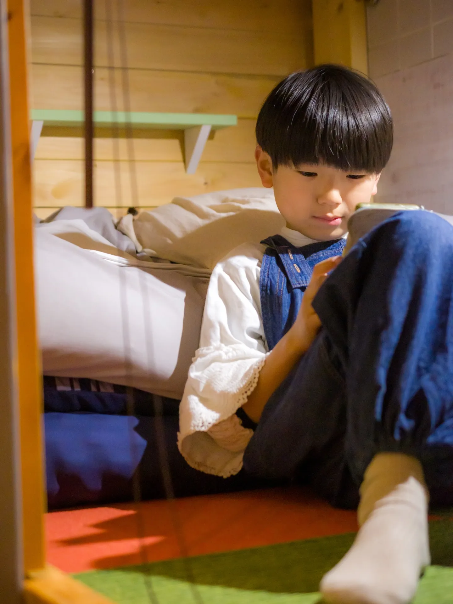 外の階段を登り