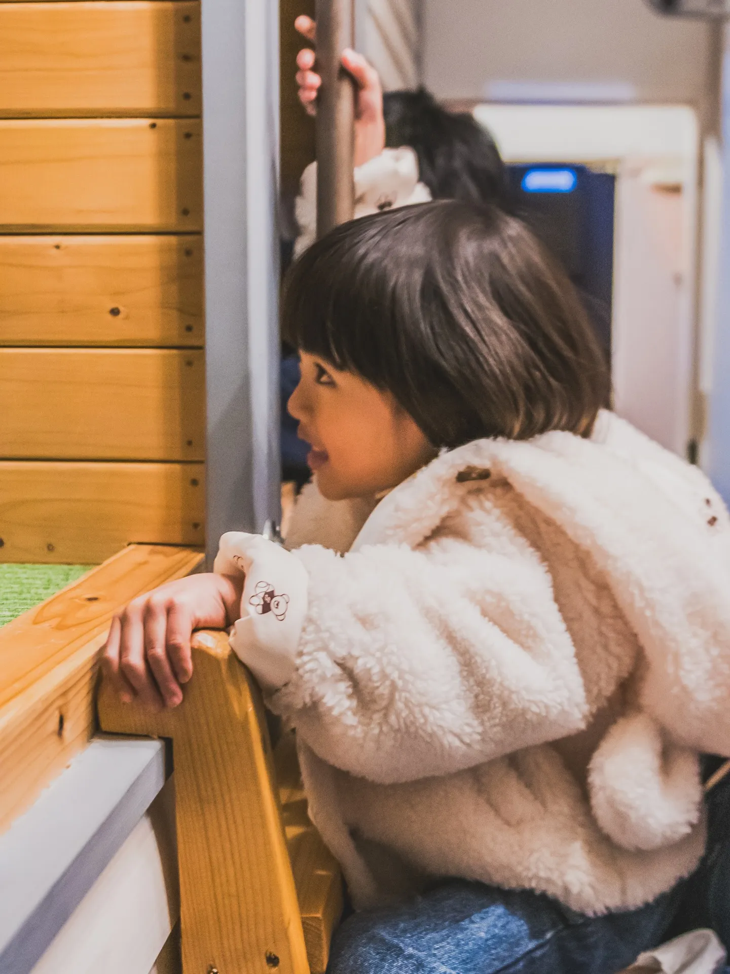 外の階段を登り